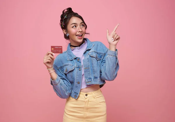 Glad Vacker Asiatisk Tonåring Shopaholic Kvinnor Visar Kreditkort Och Hennes — Stockfoto