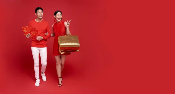 Happy Asian Couple Holding Shopping Bags Red Envelopes Isolated Red — Stock Photo, Image