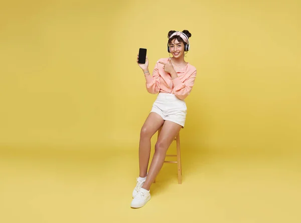 Ung Asiatisk Tonåring Hand Pekar Smart Telefon Medan Hon Lyssnar — Stockfoto