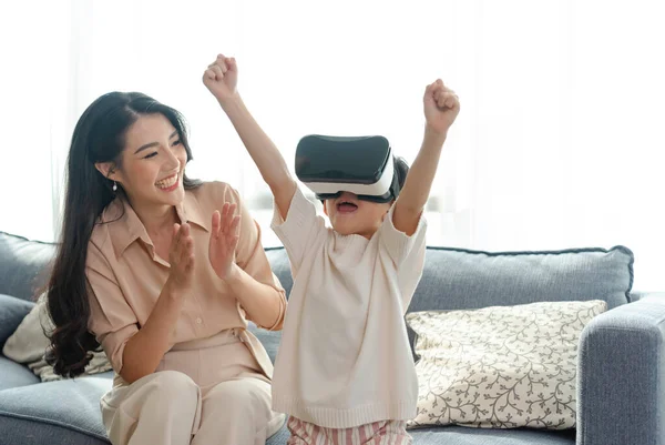 Mãe Sorridente Olhando Filho Jogando Jogos Usando Realidade Virtual Headset — Fotografia de Stock