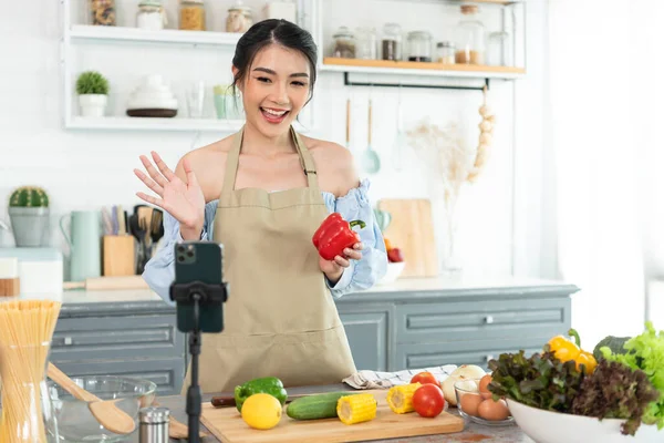 Aziatische Vrouw Voedsel Blogger Koken Salade Voorkant Van Smartphone Camera — Stockfoto