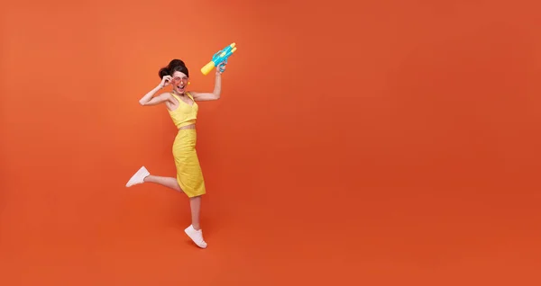 Jumping Mujer Joven Feliz Belleza Con Pistola Agua Durante Festival — Foto de Stock