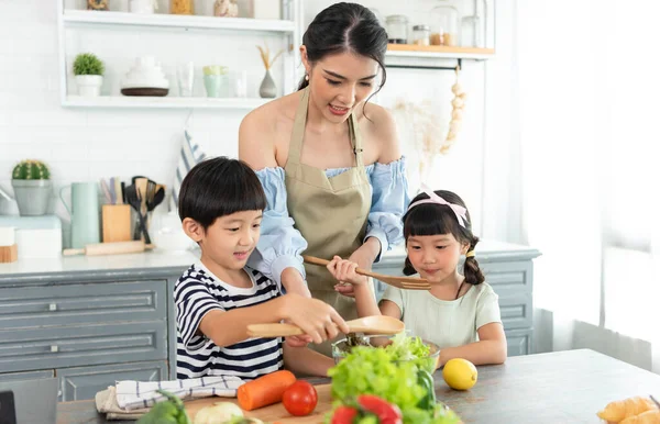Famille Asiatique Heureuse Faire Nourriture Dans Cuisine Maison Profitez Activité — Photo