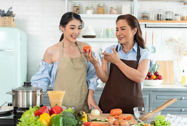 Heureuse Famille Asiatique Faisant Salade Dans Cuisine Maison Profitez Activité — Photo