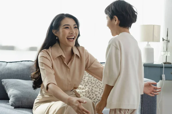 Щасливий Азіатський Ніжний Син Який Обіймає Матір День Свята Вдома — стокове фото
