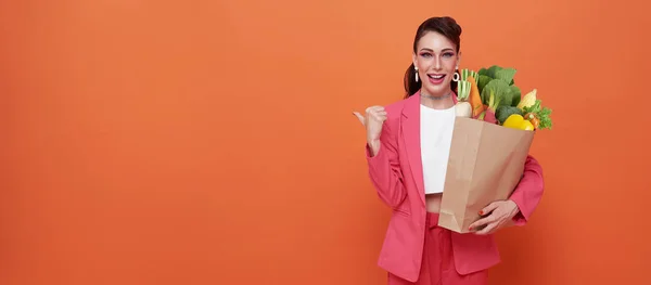 Feliz Sorrindo Mulher Segurando Saco Papel Cheio Mantimentos Vegetais Frescos — Fotografia de Stock