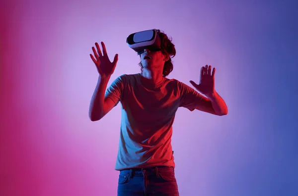 Jovem Incrível Usando Fone Ouvido Realidade Virtual Jogando Videogames Tentando — Fotografia de Stock