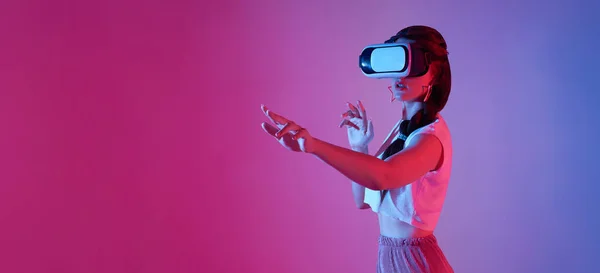 Удивительная Молодая Женщина Использующая Гарнитуру Виртуальной Реальности Играя Видеоигры Пытается — стоковое фото
