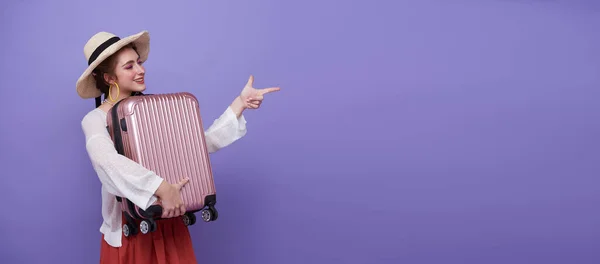 Feliz Mulher Segurando Mala Apontando Dedo Fundo Roxo Menina Turística — Fotografia de Stock