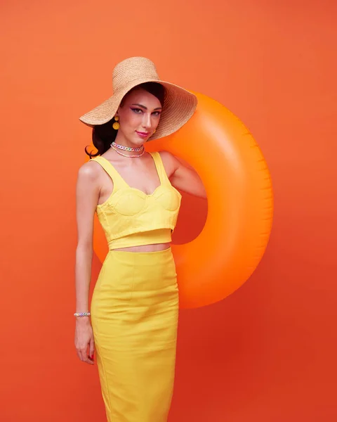 Joven Sonriente Alegre Turista Mujer Desgaste Sombrero Celebrar Anillo Inflable — Foto de Stock