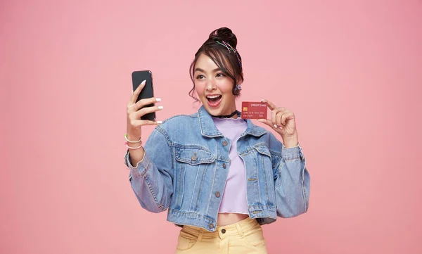 Glad Ung Asiatisk Kvinna Som Använder Mobiltelefon Och Kreditkort Isolerad — Stockfoto