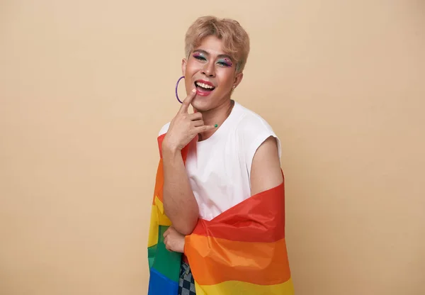 Jonge Aziatische Transgender Lgbt Met Rainbow Vlag Schouder Geïsoleerd Naakt — Stockfoto