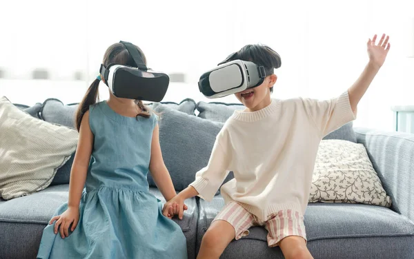 Asian Child Feeling Excited While Using 360 Headset Virtual Reality — Fotografia de Stock
