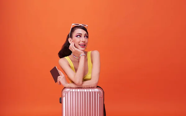 Menina Mulher Feliz Com Mala Passaporte Olhando Para Fundo Espaço — Fotografia de Stock