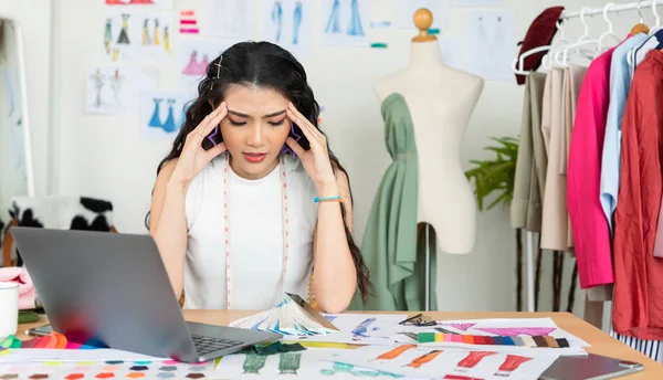 Молодая Азиатская Дизайнер Женщина Стресс Рабочий Дизайн Творческий Сидя Офисной — стоковое фото
