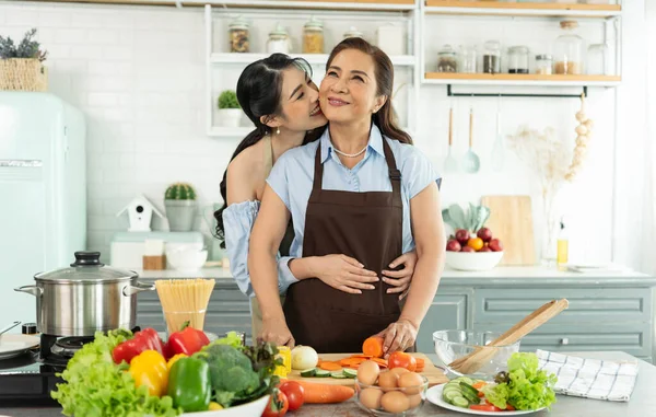 Heureuse Famille Asiatique Faisant Salade Dans Cuisine Maison Profitez Activité — Photo