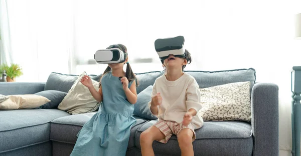 Asian Child Feeling Excited While Using 360 Headset Virtual Reality — Fotografia de Stock