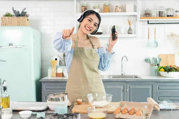 Vrolijk Vrolijk Jong Aziatisch Vrouw Verhogen Smartphone Vuist Goed Humeur — Stockfoto