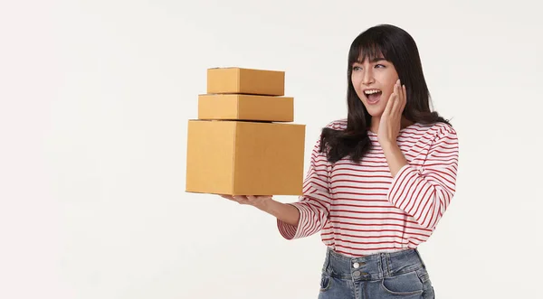 Shocked Asian Woman Holding Package Parcel Box Special Delivery Courier — Φωτογραφία Αρχείου