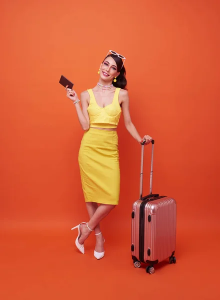 Mulher Feliz Segurando Mala Mostrando Passaporte Fundo Laranja Menina Turística — Fotografia de Stock