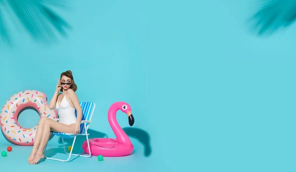 Glad Kvinna Kylning Solstol Nära Flamingo Gummi Ring Blå Kopia — Stockfoto