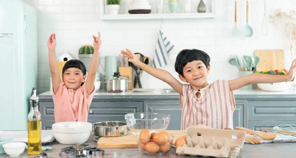 Happy Famille Asiatique Drôles Enfants Préparent Pâte Faire Cuire Les — Photo