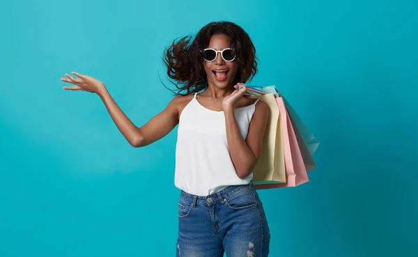 Весела Щаслива Підліток Африканка Насолоджується Покупками Вона Несе Сумки Покупок — стокове фото