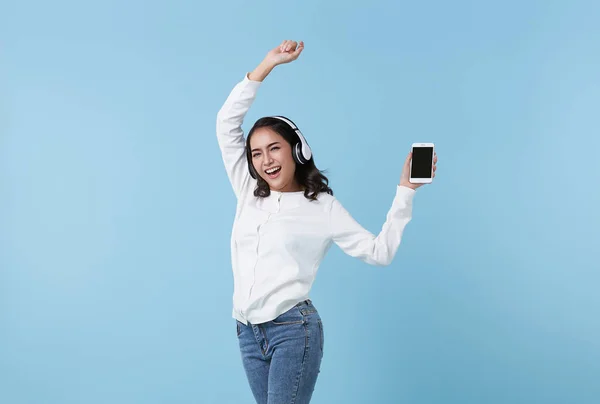 Щаслива Дівчина Азіатського Походження Яка Слухає Музику Мобільному Телефоні Носить — стокове фото