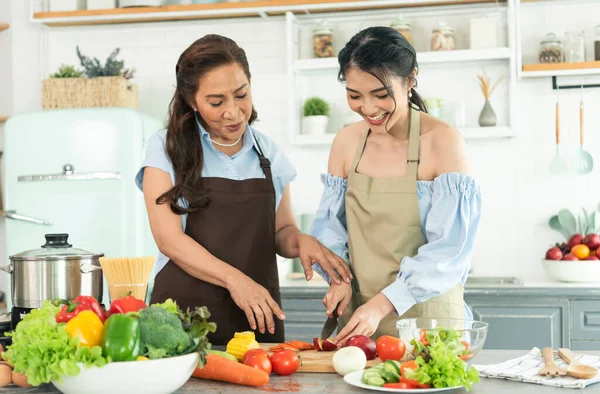 Happy Asian Family Mother Teaching Daughter Making Salad Kitchen Home — Stockfoto