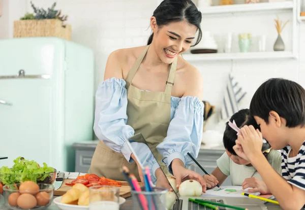 Asiatisk Ung Ensamstående Mor Laga Mat Medan Hand Barn Köket — Stockfoto