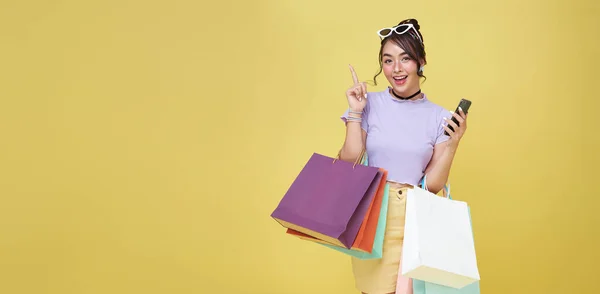 Glada Glad Tonåring Asiatisk Kvinna Njuter Shopping Hon Bär Shoppingväskor — Stockfoto