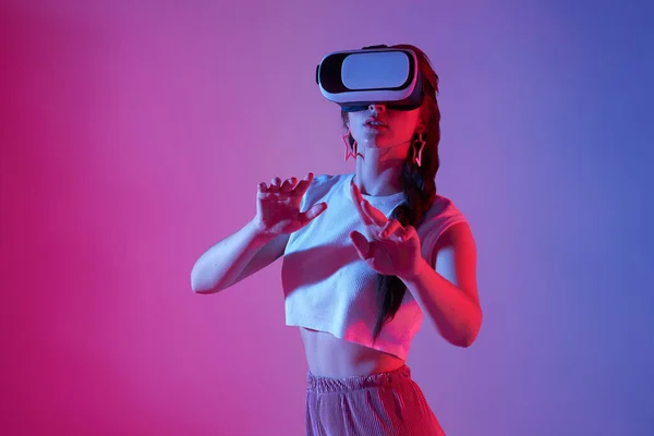 Mulher Nova Surpreendente Usando Fone Ouvido Realidade Virtual Jogando Jogos — Fotografia de Stock