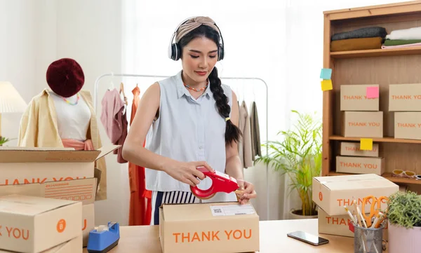 Επιχειρηματίας Ασιατική Γυναίκα Πωλούν Ρούχα Παραγγελία Συσκευασίας Στον Πελάτη Start — Φωτογραφία Αρχείου