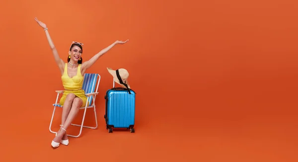 Krásná Žena Relaxovat Posezení Pláži Židle Kufrem Studiu Letní Oranžové — Stock fotografie