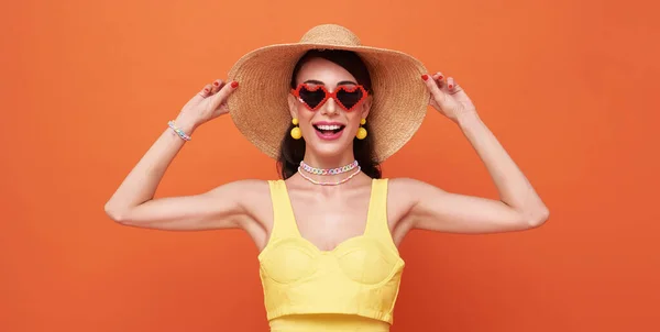 Mujer Atractiva Feliz Vestido Verano Sombrero Posando Mientras Está Pie — Foto de Stock