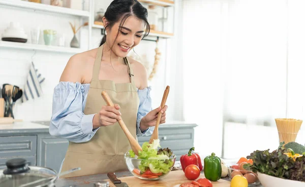 Gelukkig Lachende Aziatische Huisvrouw Schort Salade Koken Keuken Vrouw Gezond — Stockfoto