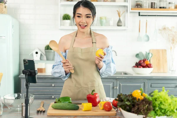 Femme Asiatique Blogueur Culinaire Cuisine Salade Devant Smartphone Caméra Tout — Photo