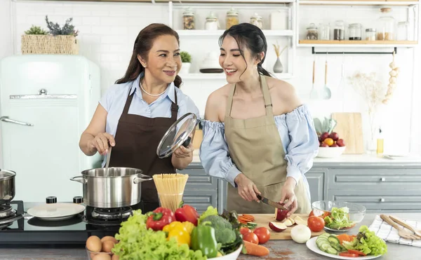 Gelukkig Aziatisch Gezin Koken Voedsel Keuken Thuis Geniet Samen Van — Stockfoto