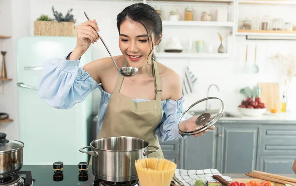 Gelukkig Mooi Jong Aziatisch Vrouw Koken Soep Geur Soep Keuken — Stockfoto