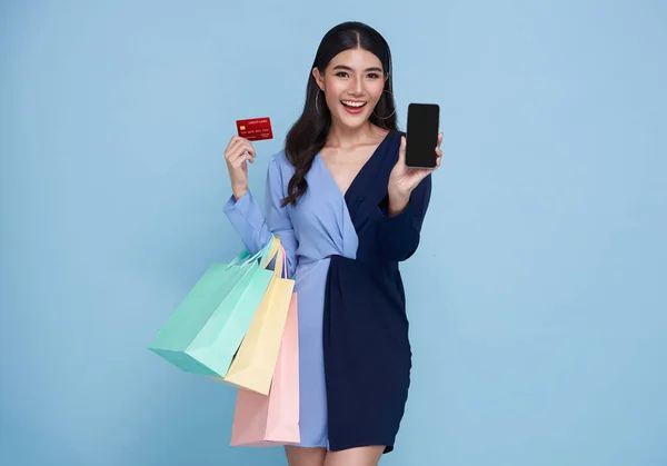 Glad Vackra Asiatiska Kvinnor Som Visar Kreditkort Och Smartphone Innehav — Stockfoto