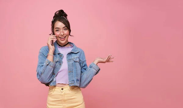 Glad Ung Asiatisk Tonåring Kvinna Talar Mobiltelefon Isolerad Studio Rosa — Stockfoto
