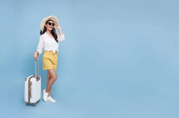 Šťastná Mladá Asijská Turistka Držící Zavazadla Chystá Cestovat Dovolenou Izolované — Stock fotografie