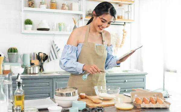Young Asian Housewife Kitchen Using Tablet Searching Recipes Online Cooking — Stockfoto