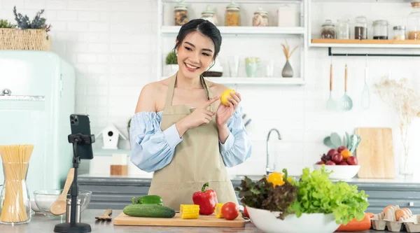 Aziatische Vrouw Voedsel Blogger Koken Salade Voorkant Van Smartphone Camera — Stockfoto