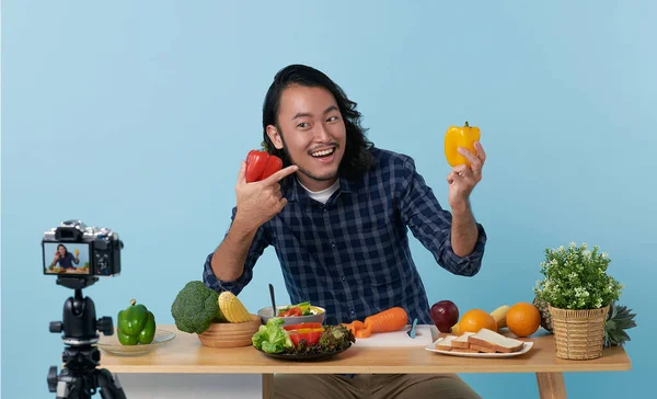 Asijský Mladý Muž Živě Streaming Ukazuje Ovoce Zeleninu Před Kamerou — Stock fotografie