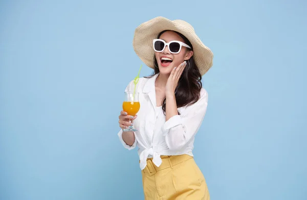 Krásná Usměvavá Asijská Žena Létě Oblečení Sklenicí Pomerančové Šťávy Izolované — Stock fotografie