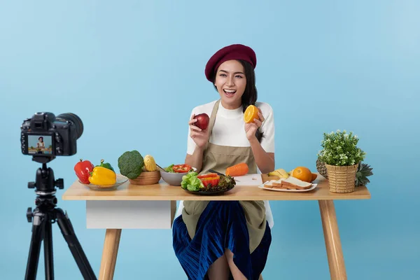 Aziatische Jonge Vrouw Live Streaming Tonen Van Fruit Groenten Voorkant — Stockfoto