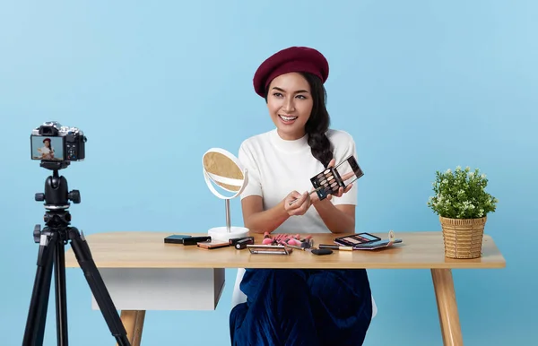 Азійська Молода Жінка Блогер Показує Косметичні Продукти Під Час Запису — стокове фото