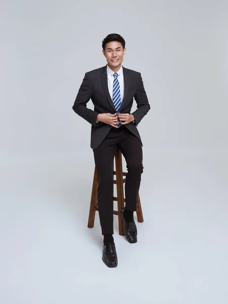 Bello Amichevole Faccia Asiatico Uomo Affari Sorriso Formale Vestito Seduta — Foto Stock