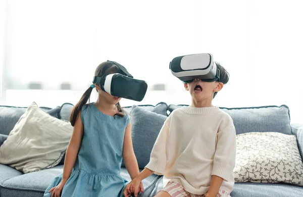 Asian Child Feeling Excited While Using 360 Headset Virtual Reality — Fotografia de Stock